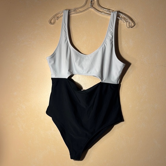 Forever 21 Black and White One-Piece Swimsuit EUC - Picture 1 of 5